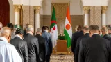 تبون والوزير الأول النيجري يوقفان دقيقة صمت ويبحثان تعزيز التعاون الثنائي