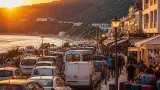 تدفق آلاف المصطافين يحجز معظم فنادق القالة ويتجاوز الطلب الحدود الموسمية