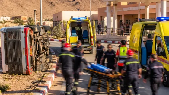 وزير الصحة يتفقد مصابي حادث عين الصفراء ويؤكد تجند الدولة لتأمين الرعاية