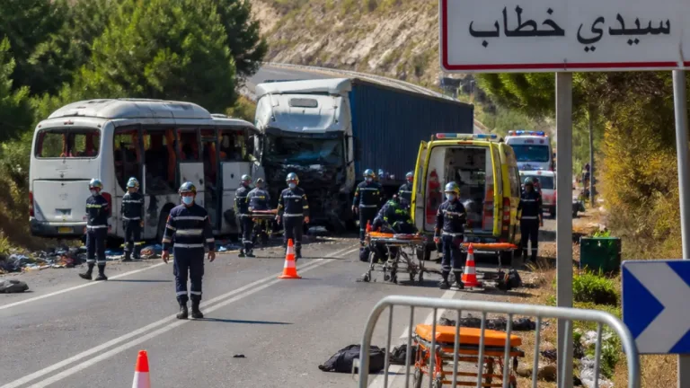 مصرع شخص وإصابة 25 إثر تصادم حافلة نقل بين وهران والأغواط في سيدي خطاب