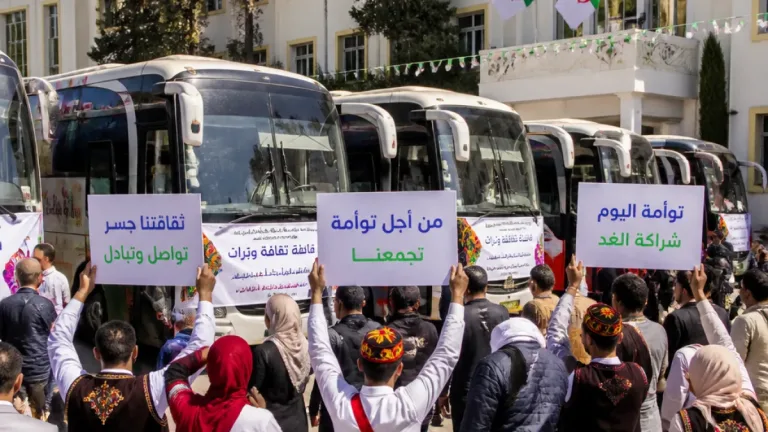 قافلة سياحية من المنيعة تصل تيزي وزو لتعزيز التبادل الثقافي والحرفي