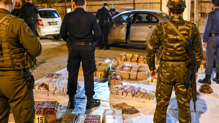 قسنطينة: توقيف 5 أشخاص وحجز ما يقارب القنطارين من المخدرات خلال مداهمة مرآب