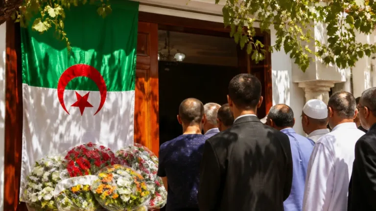 وزير المجاهدين يقدّم واجب العزاء لعائلة المجاهد الراحل محند أمزيان صادقي بأوزلاقن بجاية