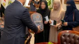 محافظ جنوب سيناء يستقبل ثلاث مستحقات لمبادرة 100 رحلة عمرة ويقدّم لهن مستلزمات السفر