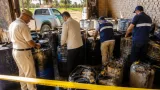 ضبط 2,500 لتر من زيوت السيارات المستعملة بقرية تُهَلّ في المنيا قبل طرحها بالسوق