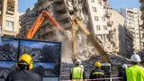 محافظ الإسكندرية يشرف ميدانياً على إزالة أجزاء من العقار المائل في لامبروزو