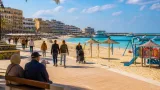 استمرار إقبال المصطافين على شواطئ مرسى مطروح رغم انطلاق العام الدراسي