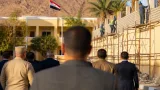 محافظ جنوب سيناء يتفقد مدرسة شرم الشيخ الرسمية للغات ويشدد على إنهاء أعمال تعلية السور