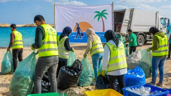 حملة «بإيدينا» تنجح في جمع <strong>120 كجم</strong> مخلفات من شاطئ الهنا بمطروح