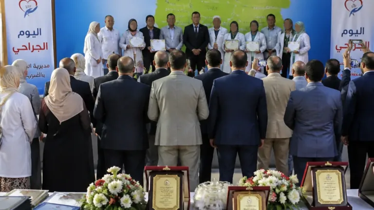 محافظ الجيزة يكرم فريق تمريض مستشفى الحوامدية لالتزامهن بحماية متعلقات مريض فاقد الوعي