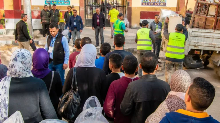 محافظ الجيزة يتفقد مجمع مدارس بولاق الدكرور ويشدد على السلامة وتوزيع الكتب