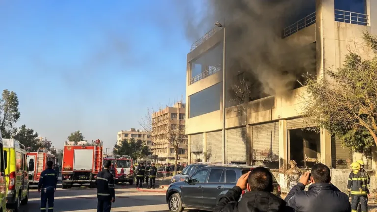 حريق كبير في عقار تجاري بحدائق الأهرام وخبراء الحماية المدنية والنيابة يتدخلون في الجيزة