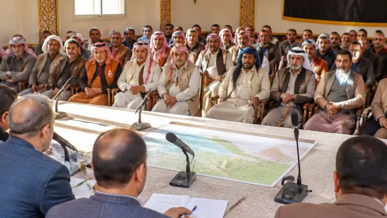 محافظ شمال سيناء يستقبل أهالي قرية بالوظة ويؤكد متابعة مطالبهم مع الجهات المعنية