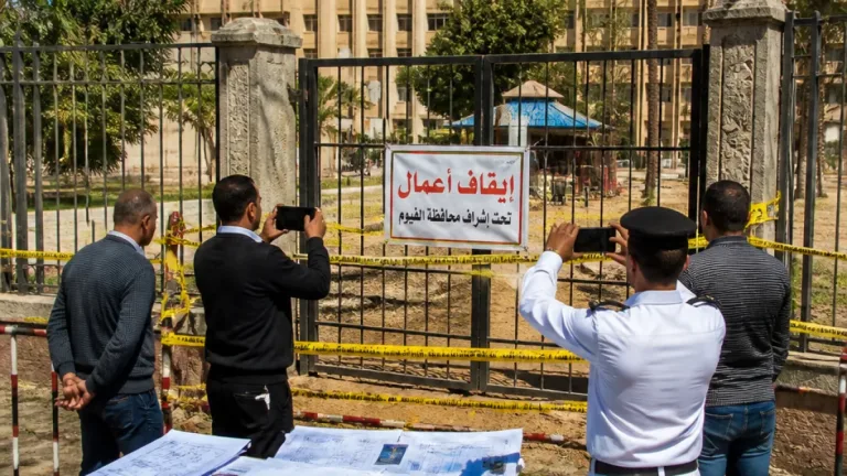 محافظ الفيوم يحقق إدارياً ويُحيل مسؤولين للنيابة بعد مخالفات في تراخيص الممشى السياحي