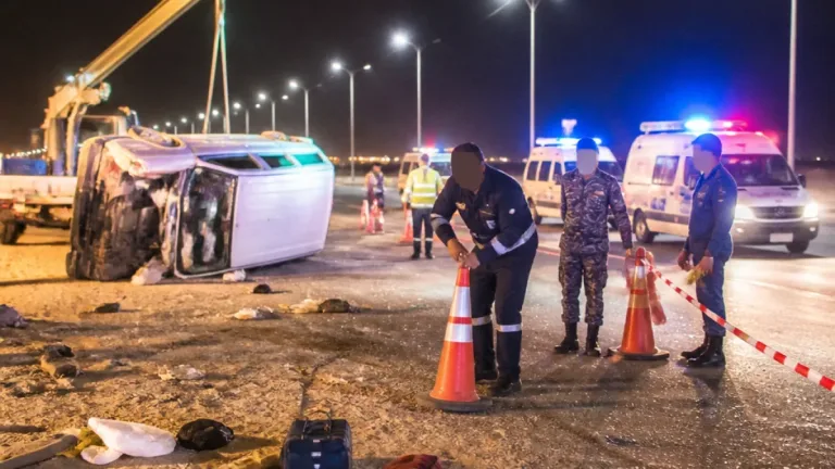انقلاب ميكروباص أمام فايد يسبب إصابة 13 شخصًا وإجراءات إسعافية ومرورية فورية