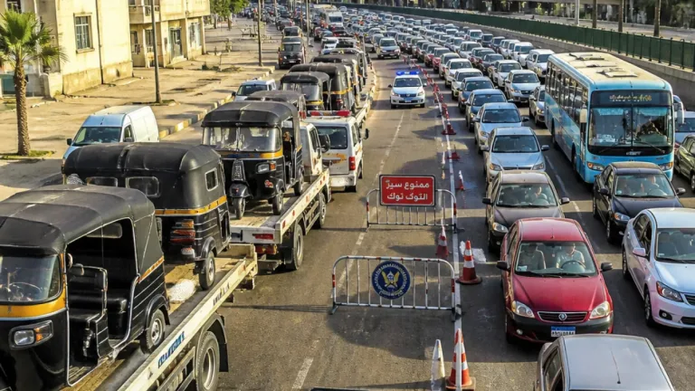 الحكومة تمنع سير «التوك توك» في 13 محوراً بالقاهرة والجيزة وتشدد إجراءات الضبط
