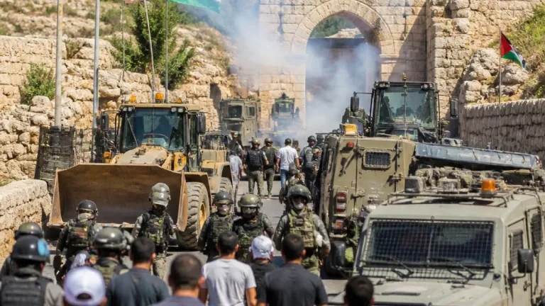 قوات الاحتلال تشن اقتحامات متعددة بالضفة وتعتقل 13 فلسطينياً في عمليات ميدانية واسعة