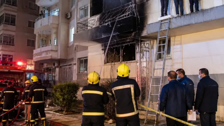 السيطرة على حريق بشقة في شارع الشرباصي بدمياط دون إصابات وتشكيل لجنة معاينة فورية