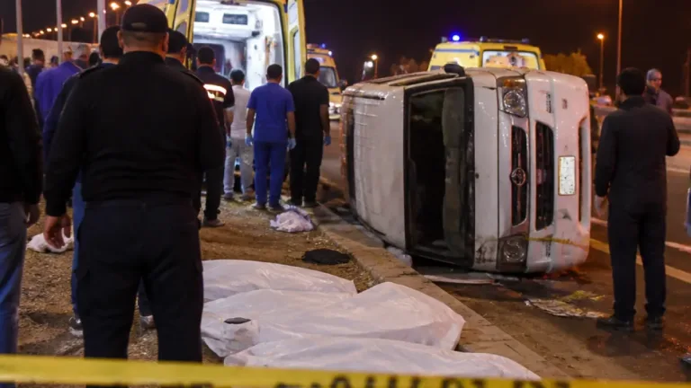 مصرع وإصابة 19 شخصًا في انقلاب ميكروباص على الطريق الصحراوي الغربي بالمنيا