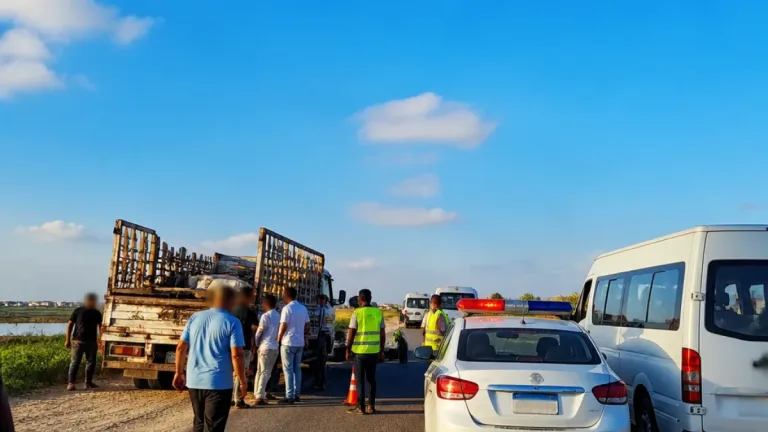 محافظ الدقهلية يوقف سيارة نقل عمال على طريق رافد جمصة ويأمر بتوفير «ميني باص» لحمايتهم