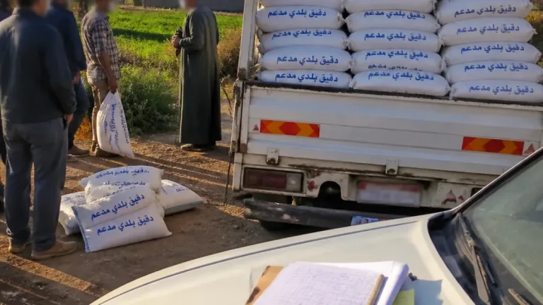ضبط 2.55 طن دقيق بلدي مدعم بالغربية قبل تهريبها واحتجاز السيارة والمضبوطات