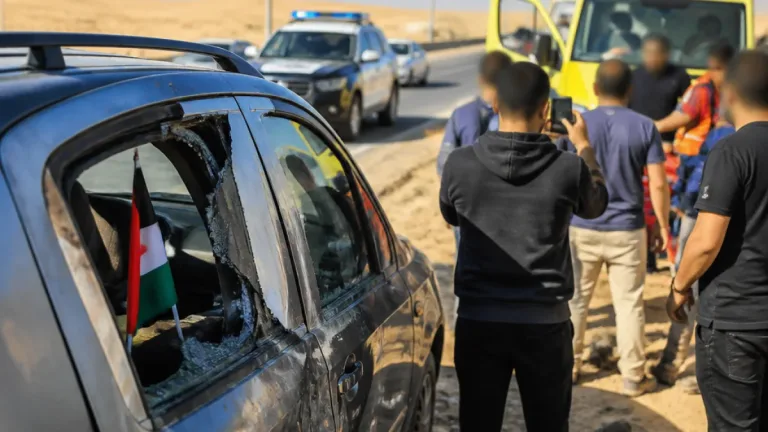 مصرع مسؤول ملف شمال سيناء في السفارة الفلسطينية وسائقه بحادث سير وإصابة خمسة آخرين