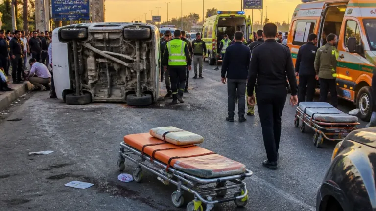 انقلاب ميكروباص بملوى يودي بحياة 3 ويُصيب 12 على الطريق الصحراوي الغربي