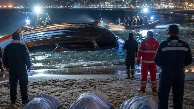 مصرع 3 وإنقاذ 20 إثر غرق مركب هجرة غير شرعية قبالة سواحل الإسكندرية