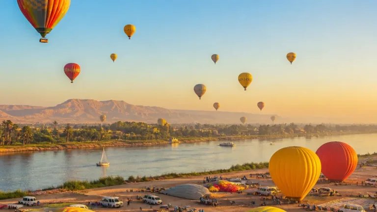 عودة البالون الطائر إلى سماء الأقصر بعد توقف 3 أشهر وسط استعدادات الموسم السياحي