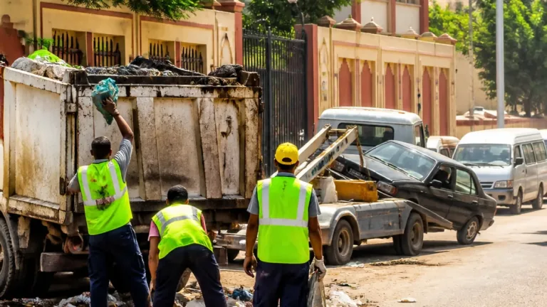 محافظ الجيزة يحقق مع مسؤولي النظافة بعد جولة تفقدية في إمبابة والوراق
