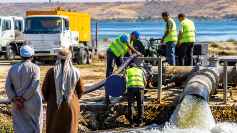 محافظ أسوان يتدخل ويؤمّن انتظام مياه الري في قرى العون الغذائى على ضفاف بحيرة ناصر