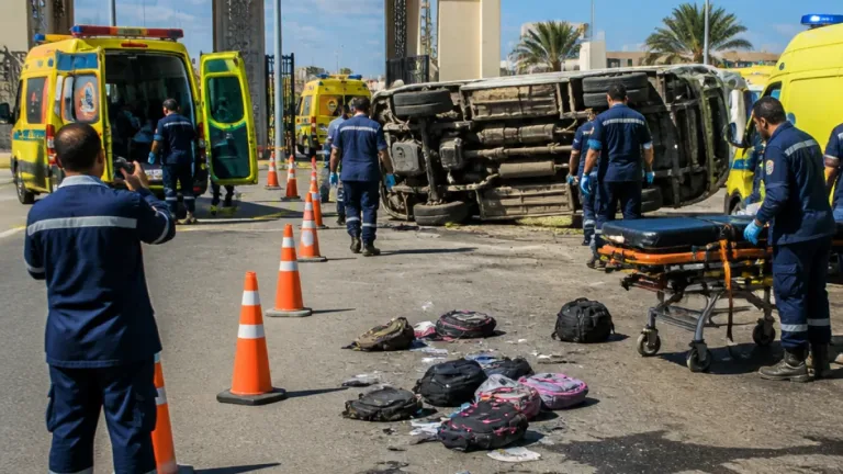 انقلاب ميكروباص أمام مدرسة الطاقة النووية بالضبعة يسفر عن إصابة 15 شخصًا