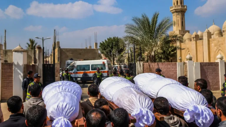 الشرقية تشيّع ثلاثة قتلى سقطوا داخل بيارة صرف صحي بمركز الحسينية