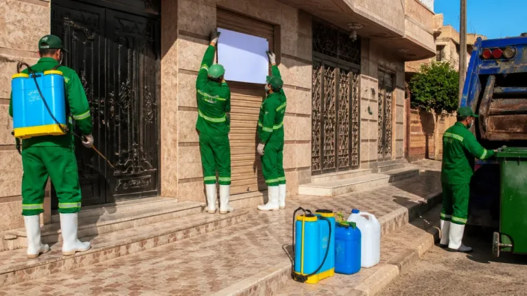 الوحدة المحلية بالتل الكبير تزيل تراكمات قمامة من منزل مهجور وتغلقه بعد رش وتعقيم