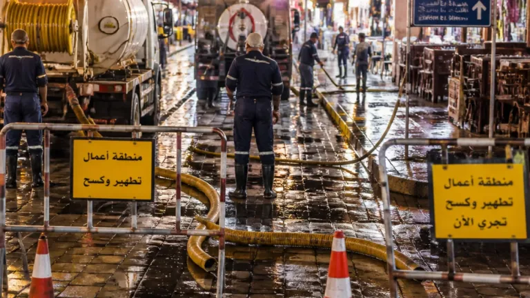 محافظ جنوب سيناء يتابع إصلاح كسر في خط طرد صرف صحي بالسوق التجاري بشرم الشيخ ويأمر بالعمل على مدار الساعة