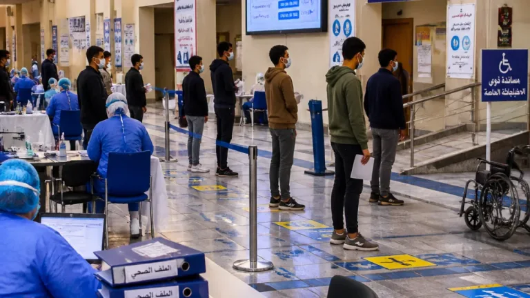 رئيس جامعة أسيوط يتفقد إجراءات الكشف الطبي للطلاب المستجدين ويؤكد توفير الرعاية وتسهيل الإجراءات