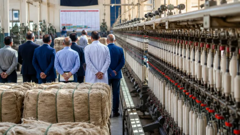 وزير الصناعة يتفقد مصنعين لغزول الكتان بشبرا ملس ويؤكد أهمية التوسع في سلاسل القيمة