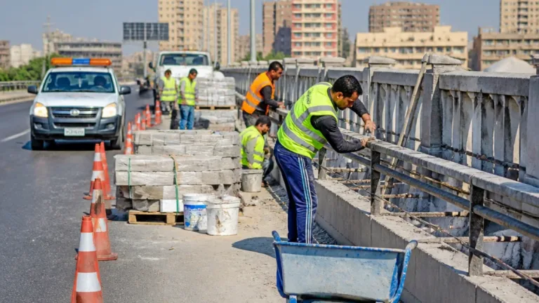 أعمال صيانة عاجلة لأسوار كوبري فيصل في الجيزة لتعزيز معايير السلامة المرورية