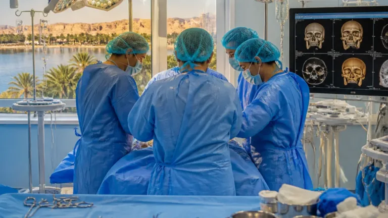 نجاح أول عملية معقدة لاستئصال ورم وجهي ممتد إلى قاع الجمجمة في مستشفيات أسوان