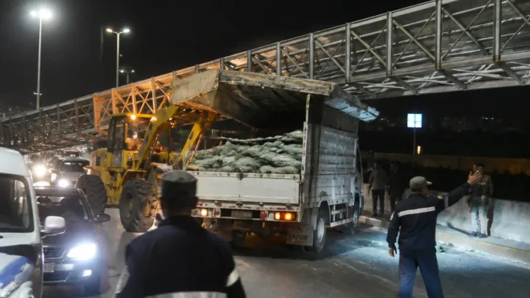 سقوط بوابة معدنية على كوبري الباجور بعد اصطدام سيارة محملة بالأعلاف