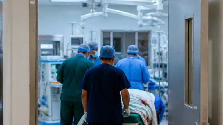 نجاة شاب في سوهاج بعد تدخل جراحي طارئ بوحدة جراحة الوجه والفكين بمستشفى الطوارئ الجامعي