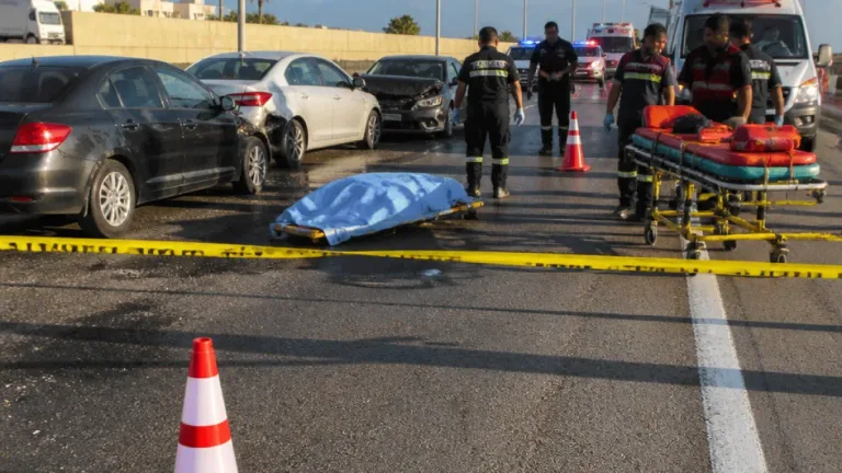 مصرع شخص وإصابة 6 في تصادم 3 سيارات بالكيلو 55 على الطريق الصحراوي بالإسكندرية