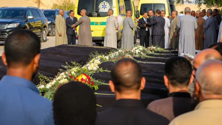 محافظا الشرقية والإسماعيلية يتقدمان عزاء أسر ضحايا حادث «الدواويس» ويؤكدان تقديم الدعم الفوري