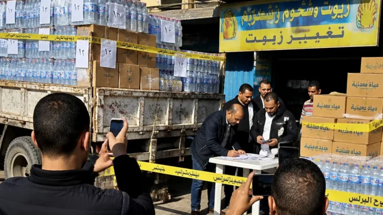 ضبط 7,200 زجاجة مياه معدنية مجهولة المصدر في حملة تموينية ببرج البرلس