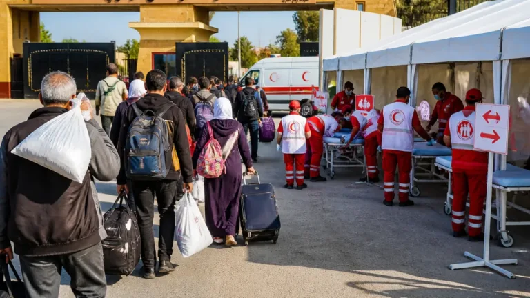 ميناء رفح البري يستقبل الدفعة الـ74 من العائدين الفلسطينيين واستعدادات طبية لاستقبال الجرحى