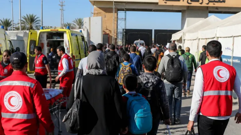 ميناء رفح البري يستقبل الدفعة الـ82 من العائدين الفلسطينيين وسط جهود طبية وإنسانية مكثفة