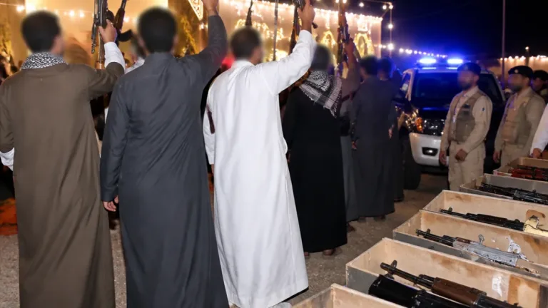 الداخلية تقبض على متورطين في رقص بأسلحة نارية خلال حفل زفاف بقنا وتتحفظ على المتهمين والأسلحة