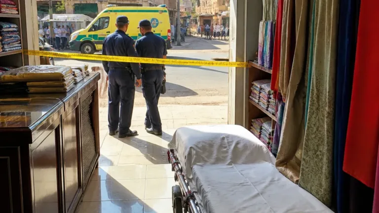 الداخلية توضح ملابسات وفاة شخص داخل محل بوسط أسوان وتسلّم الجثمان لشقيقه