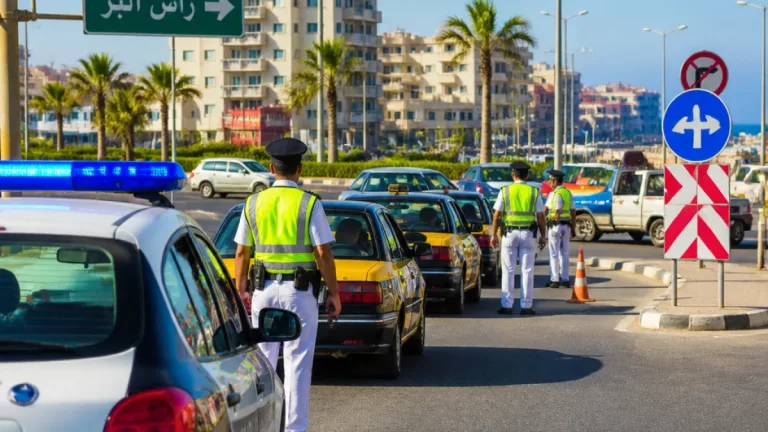حملات مرورية مكثفة في شوارع دمياط لفرض الانضباط وضبط تعريفة الأجرة