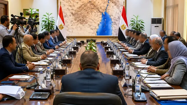 محافظ السويس يناقش مع نواب المحافظة ملفات الخدمات والمرافق وتحسين جودة الحياة